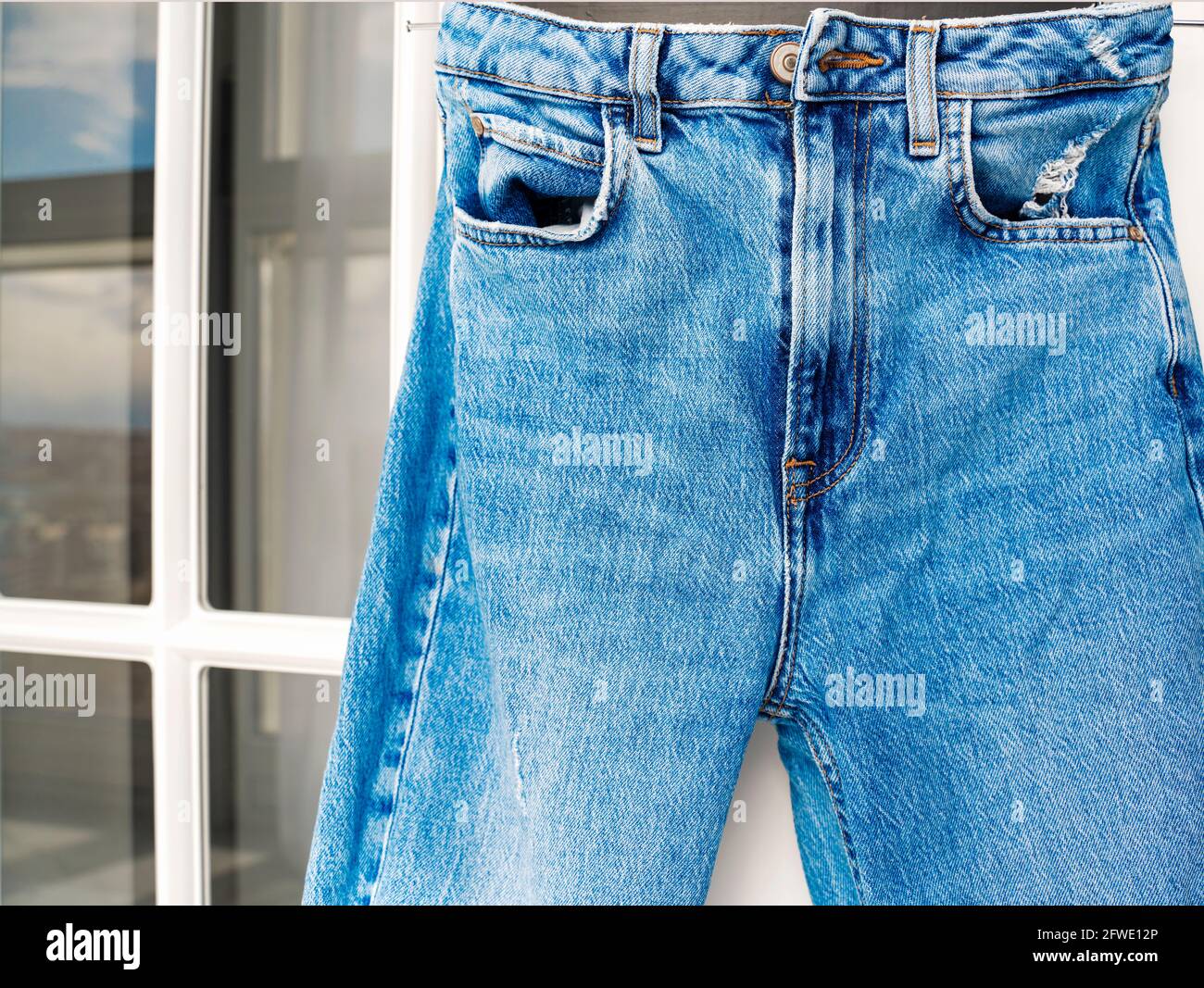 Blaue Jeans für Herren oder Damen. Satte Kontrastfarbe. Modebekleidung Konzept. Blick von oben Stockfoto