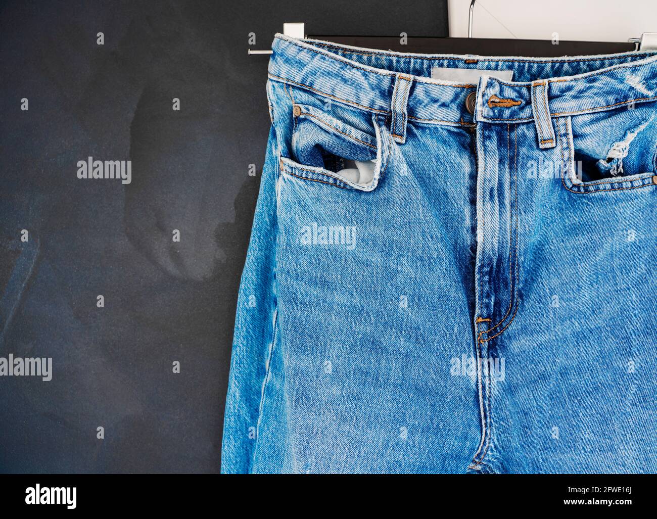 Blaue Jeans für Herren oder Damen. Satte Kontrastfarbe. Modebekleidung Konzept. Blick von oben Stockfoto