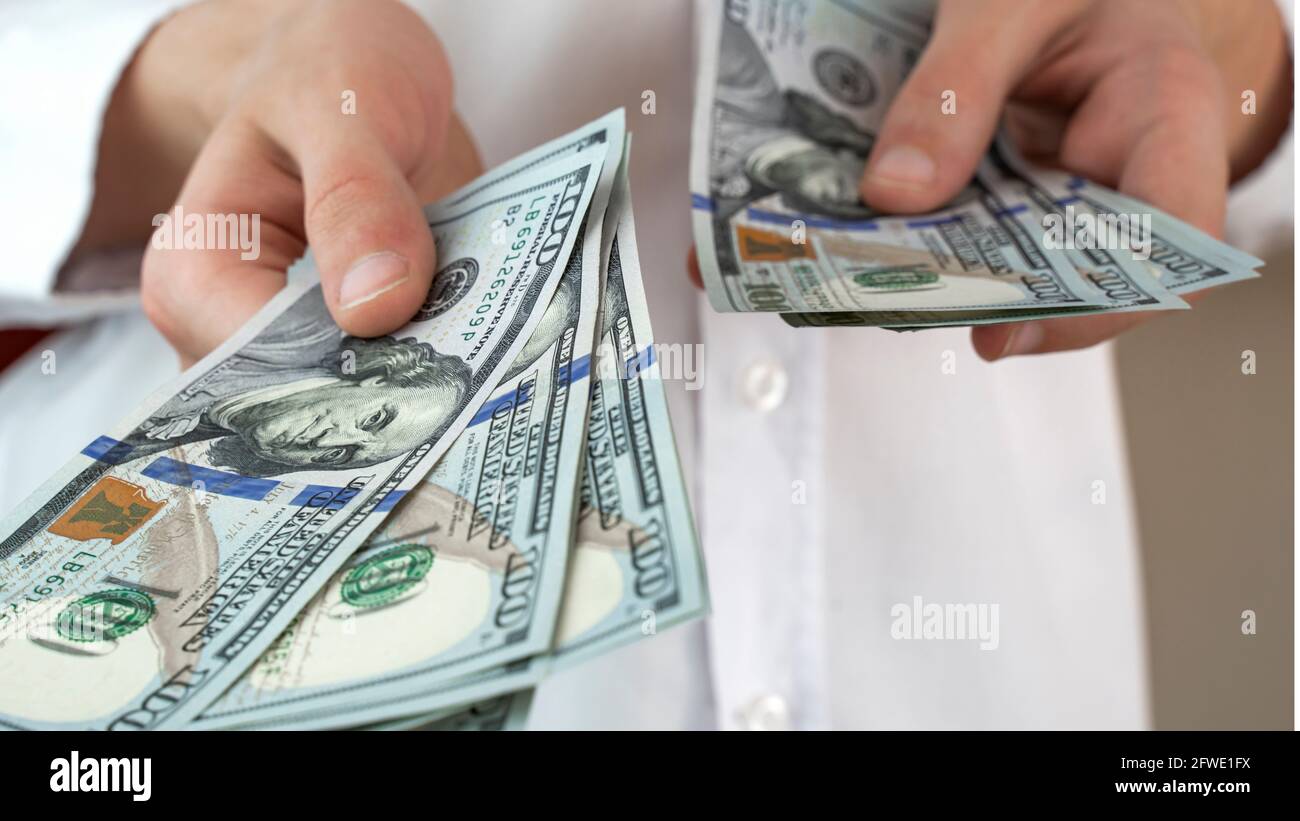 Geld zählen Mann Geld zählen, Business Economy Konzept, Verteilung von Geld. Stockfoto Geld zählen Mann Geld zählen, Business Economy Konzept, Verteilung von Geld. Stockfoto