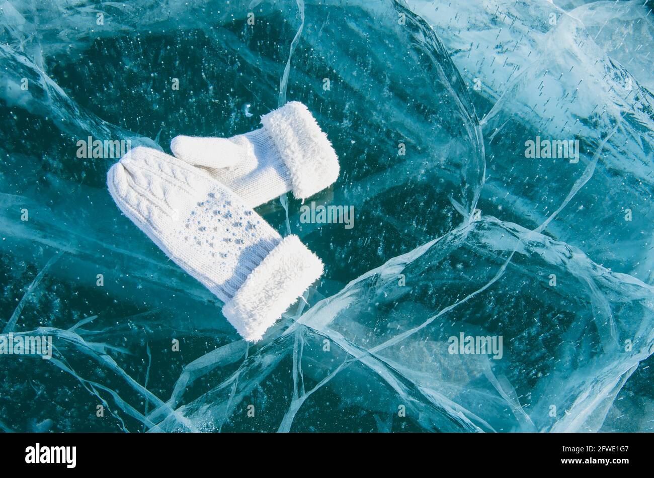 Fäustlinge auf der eisigen Oberfläche des Baikalsees. Stockfoto