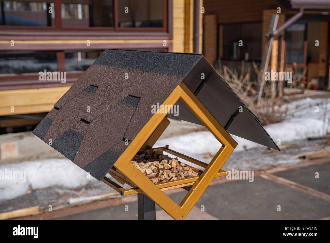 Vogelfutterhäuschen mit knusprigen Croutons Stockfoto
