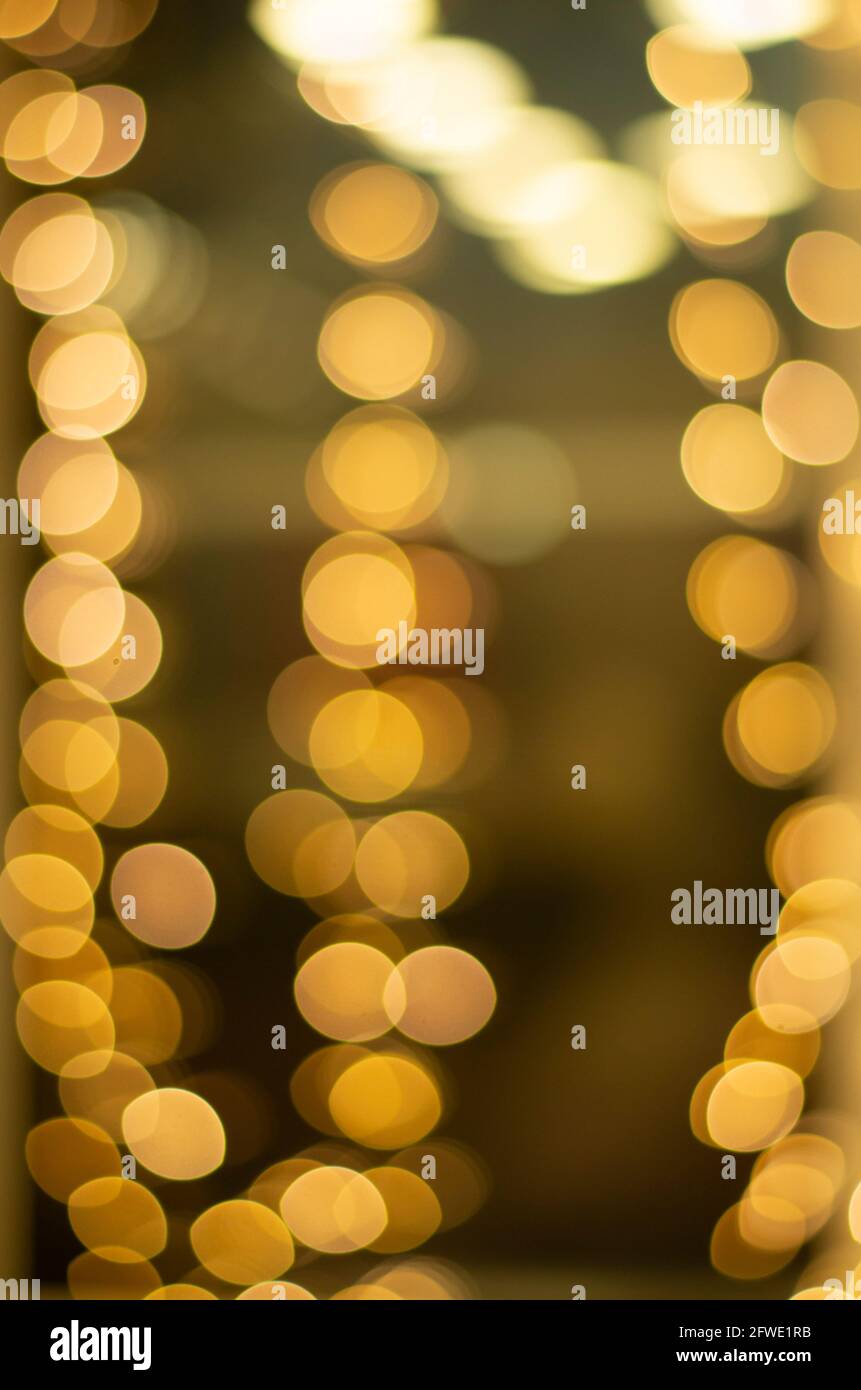 Defokussed White Lights Über Dunklem Hintergrund. Stockfoto