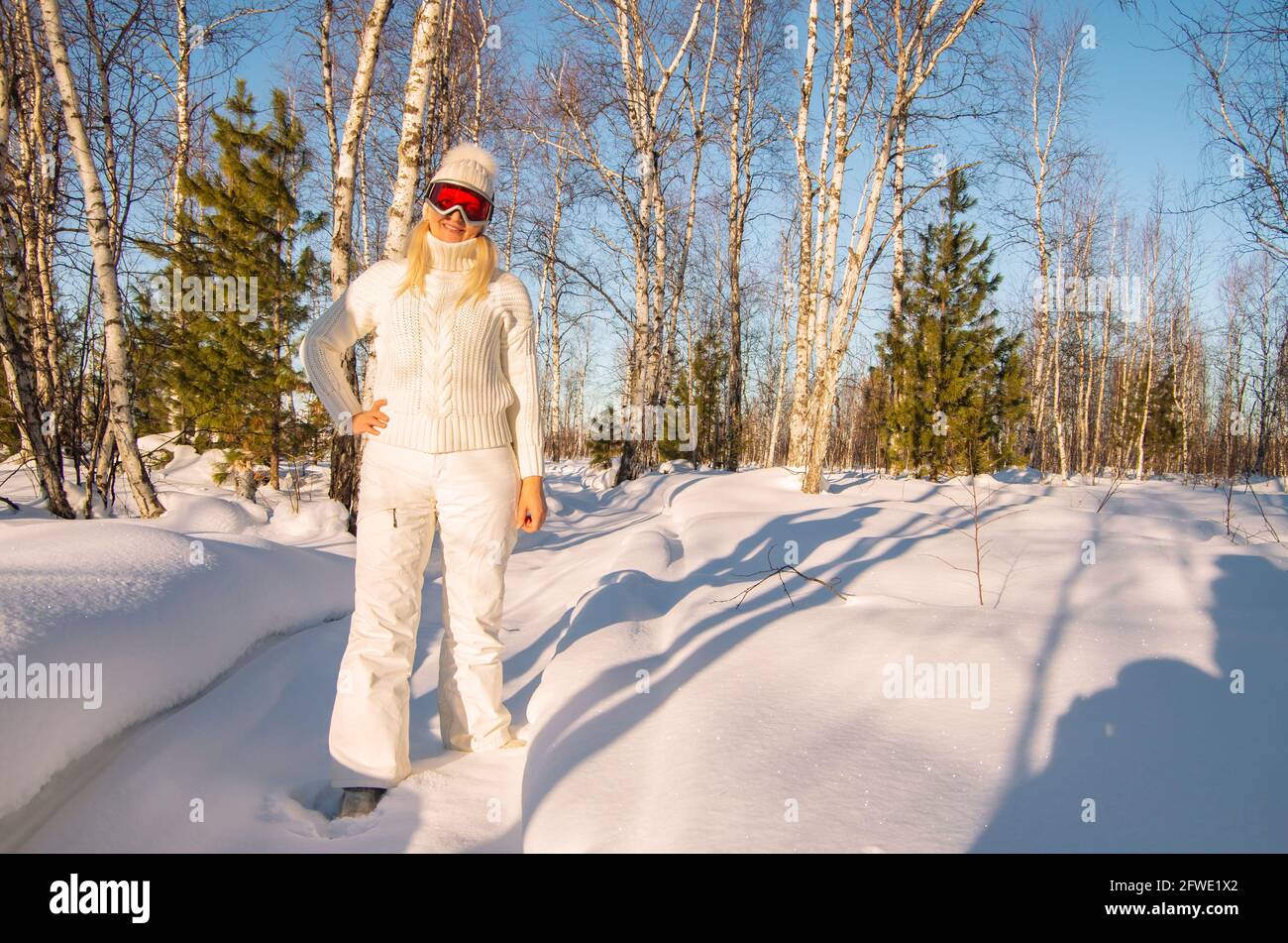 Glückliche junge Frau genießen Winterurlaub in verschneiten Wald. Stockfoto