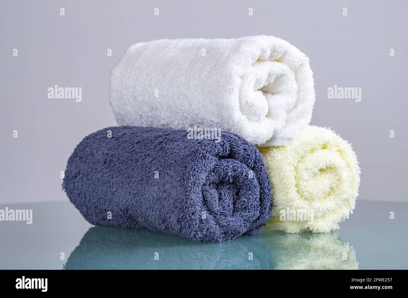 Handtücher, Nahaufnahme von weißen und blauen flauschigen Handtüchern, Beauty- und Massage-Spa-Konzept, Luxushotel. Stockfoto