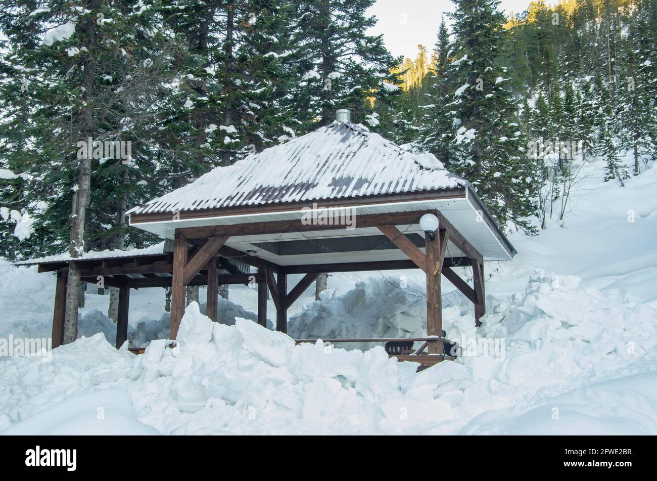 Minimalistische Winterlandschaft mit Holzhaus in verschneiten Bergen. Landschaftsfotografie Stockfoto