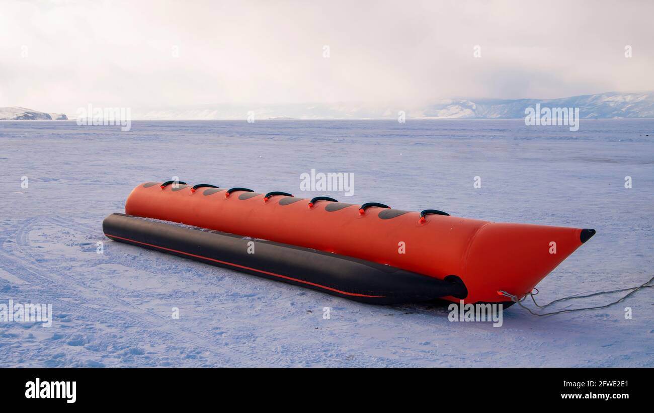 Outdoor-Aktivitäten, Bananenreiten auf einem gefrorenen See. Stockfoto