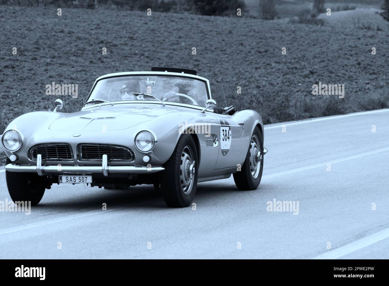 CAGLI , ITALIEN - OTT 24 - 2020 : BMW 507 1957 auf einem alten Rennwagen in Rallye Mille Miglia 2020 das berühmte historische Rennen italiens (1927-1957) Stockfoto