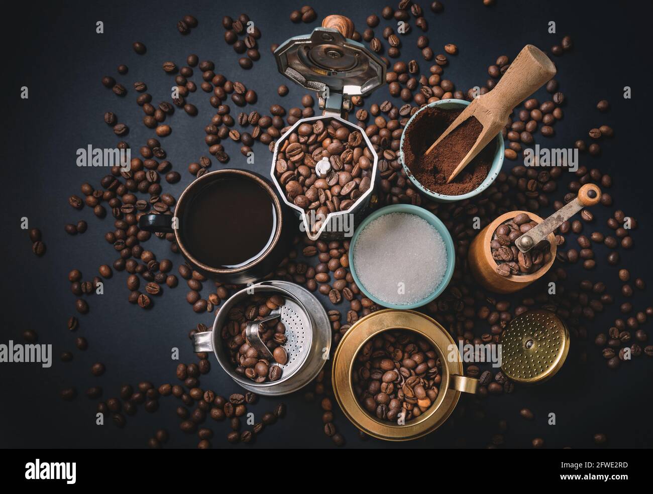 Draufsicht auf dem Tisch mit Geräten für die Zubereitung von Kaffee, umgeben von Kaffeebohnen. Kaffeekonzept vorbereiten. Stockfoto