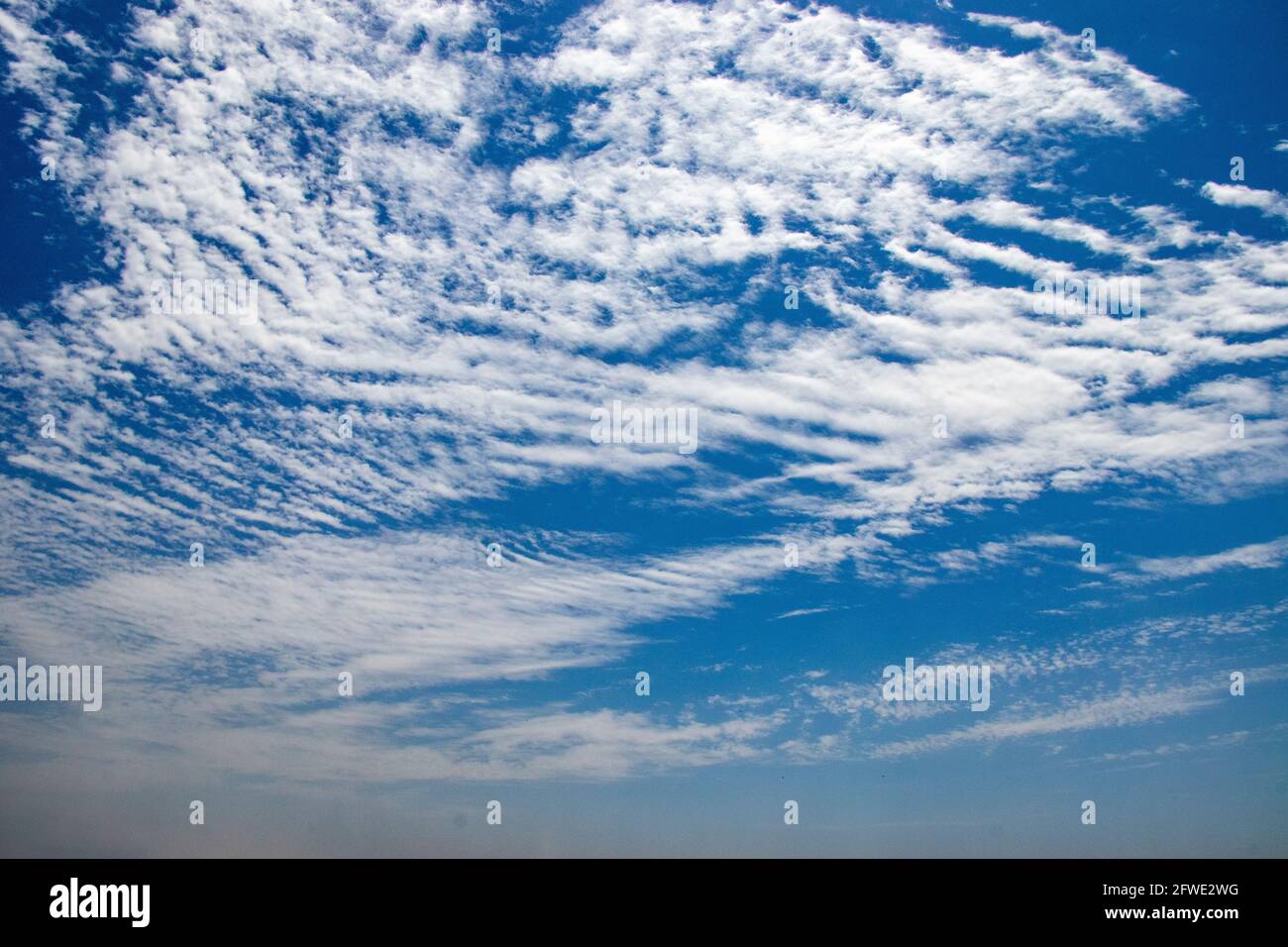 Dramatischer Himmel Hintergrund. Wolken im blauen Himmel. Moody Cloudscape. Panoramabild kann als Webbanner verwendet werden Stockfoto
