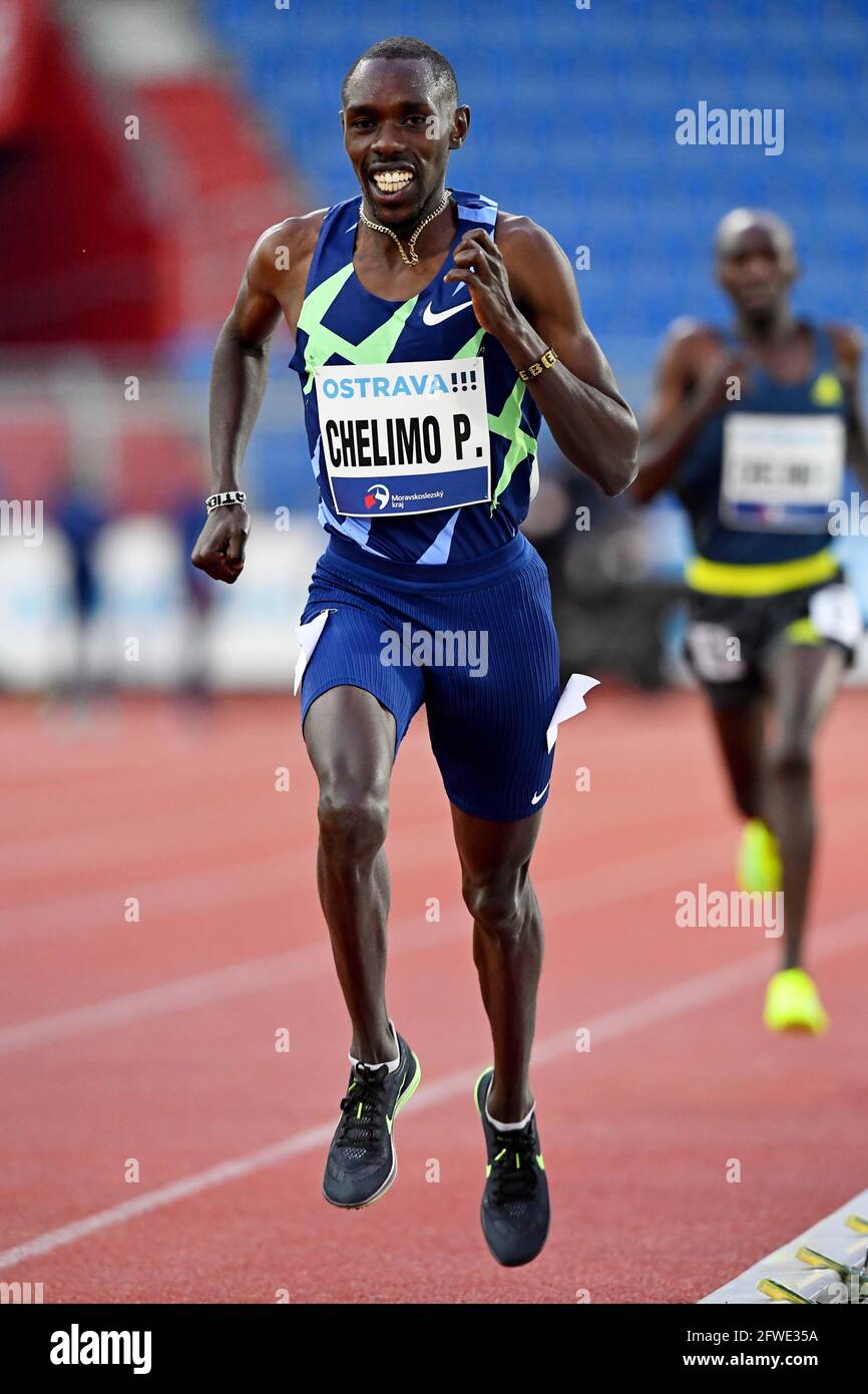 Paul Chelimo (USA) wird beim 60. Mal auf der Strecke und im Feld „Goldene Spitze“ in Ostrava im Mestsky-Stadion in Ostrava in 7:41.69 den zweiten Platz auf 3.000 m erreichen, Stockfoto