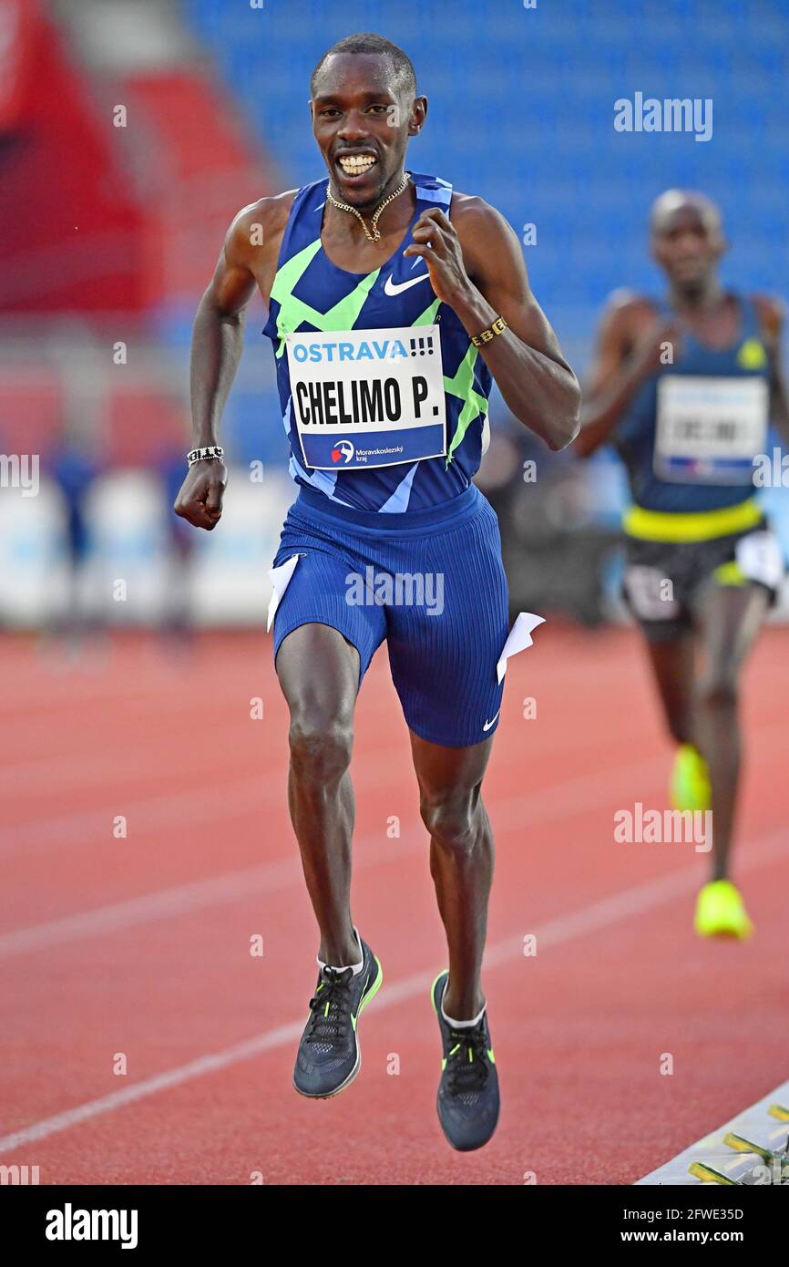 Paul Chelimo (USA) wird beim 60. Mal auf der Strecke und im Feld „Goldene Spitze“ in Ostrava im Mestsky-Stadion in Ostrava in 7:41.69 den zweiten Platz auf 3.000 m erreichen, Stockfoto