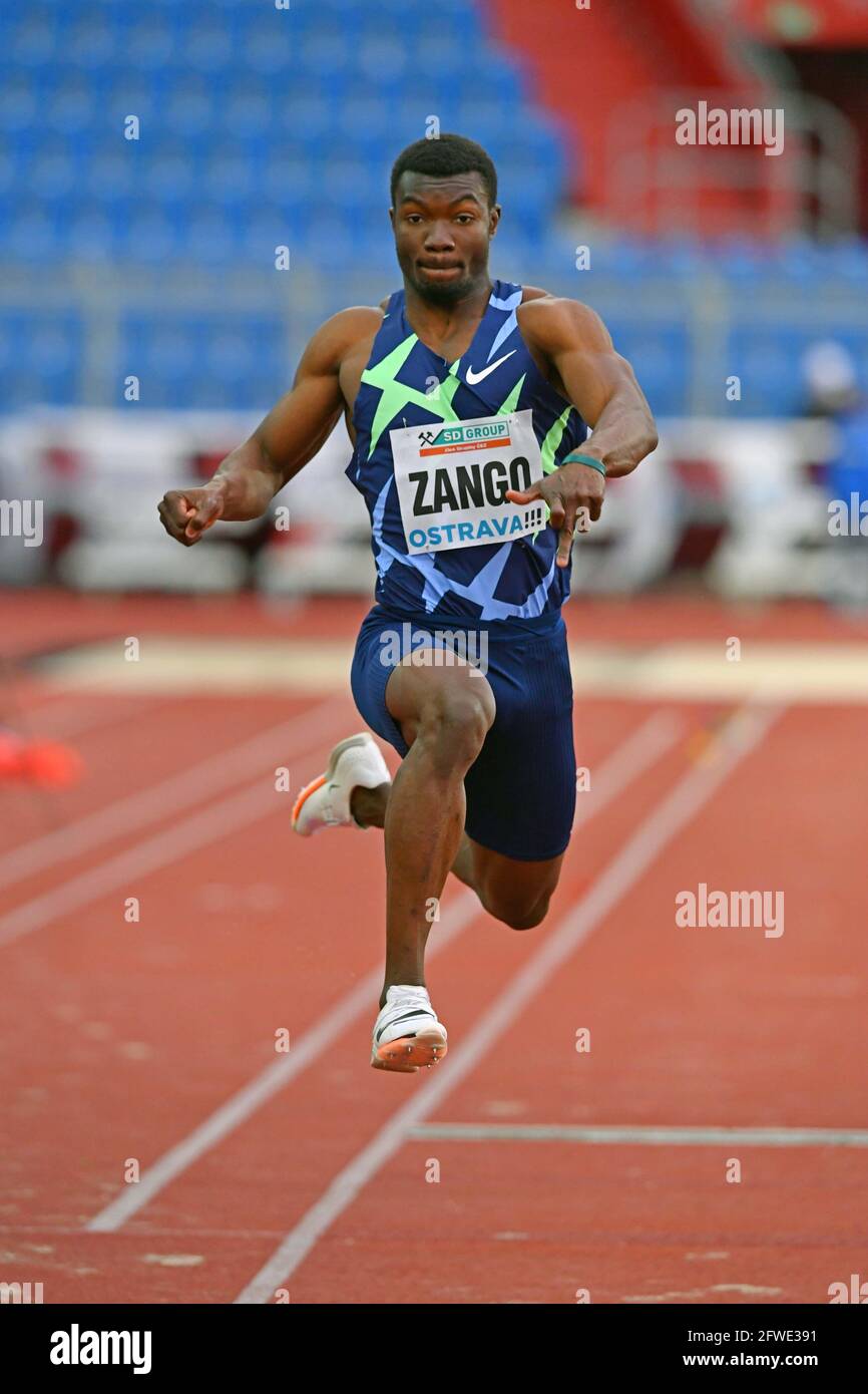 Hugues Fabrice Zango (BUR) gewinnt den Dreifachsprung mit 56-5 1/4 (17,20 m) während der 60. Strecke und des 60. Feldes „Goldene Spitze“ von Ostrava Treffen im Mestsky Stadium in Stockfoto