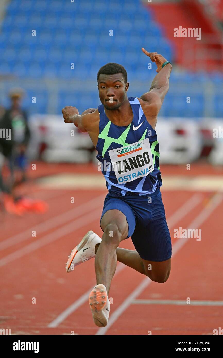 Hugues Fabrice Zango (BUR) gewinnt den Dreifachsprung mit 56-5 1/4 (17,20 m) während der 60. Strecke und des 60. Feldes „Goldene Spitze“ von Ostrava Treffen im Mestsky Stadium in Stockfoto