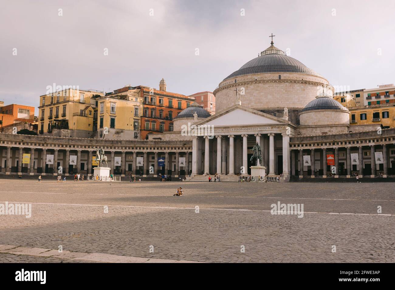 Neapel, Italien - Piazza del Plebiscito in Neapel, Italien, an sonnigen Sommertagen. Stockfoto