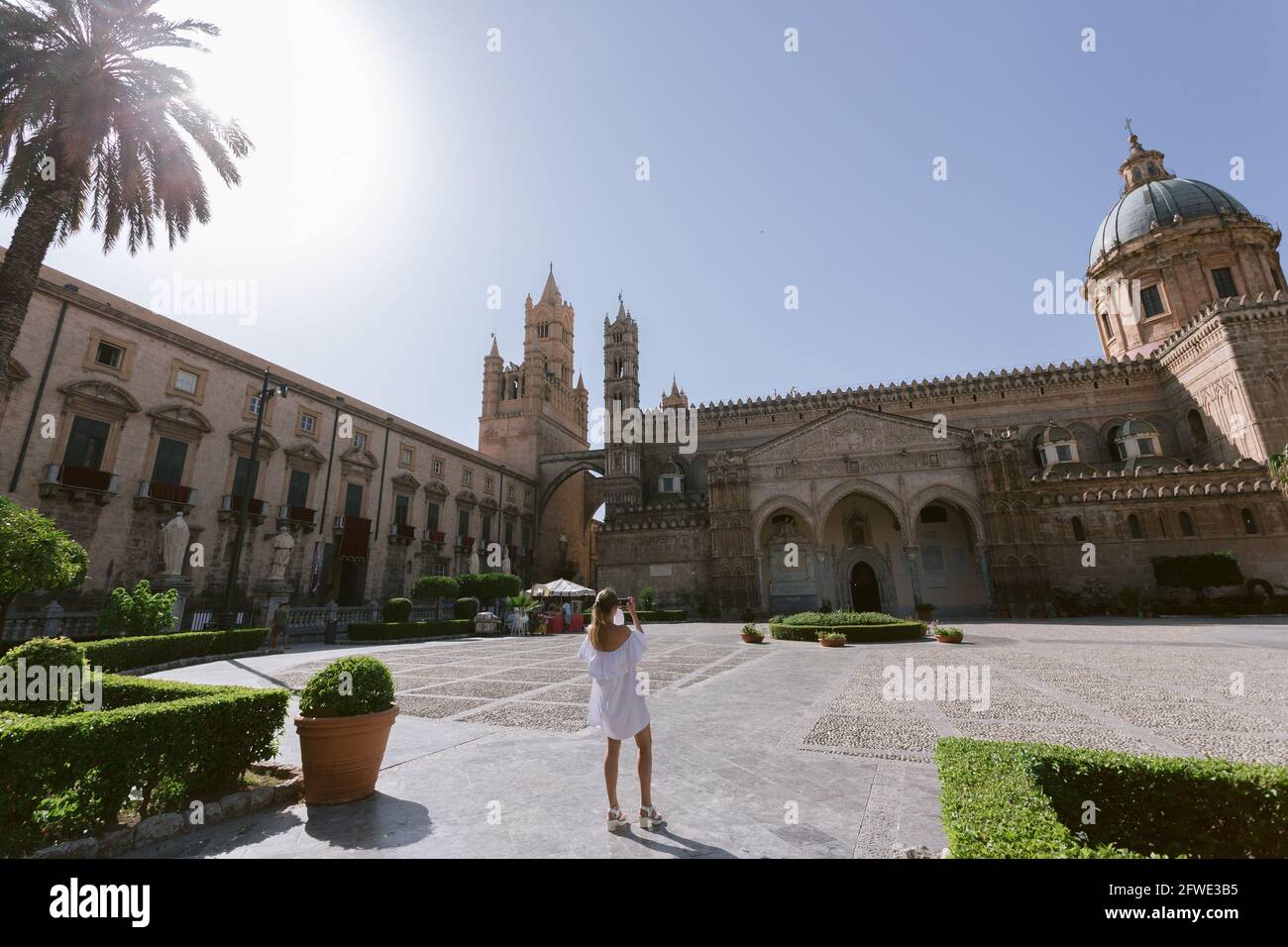 Weibliche Einnahme Poto vor der alten Kathedrale in Palermo an sonnigen Sommertag. Stockfoto