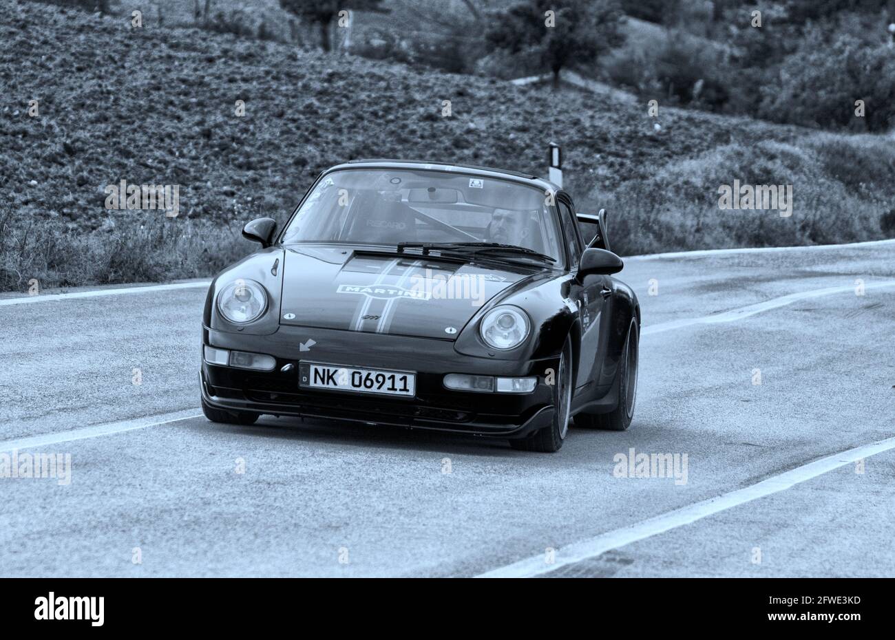 CAGLI , ITALIEN - OTT 24 - 2020 : PRSCHE CARRERA LIVREA MARTINI auf einem alten Rennwagen in Rallye Mille Miglia 2020 das berühmte historische Rennen italiens (1927 Stockfoto