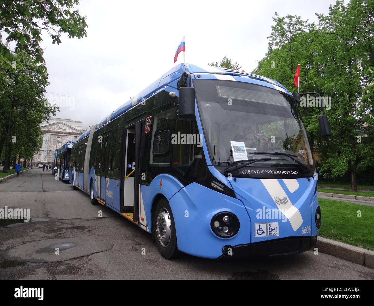 Der neue Stadtverkehr mit innovativen Technologien und Ökosystemen aus aller Welt wird vom Stadtgouverneur Alexander Beglov auf dem Manezhnaya-Platz in St. Petersburg, Russland, ausgestellt und gesehen Stockfoto