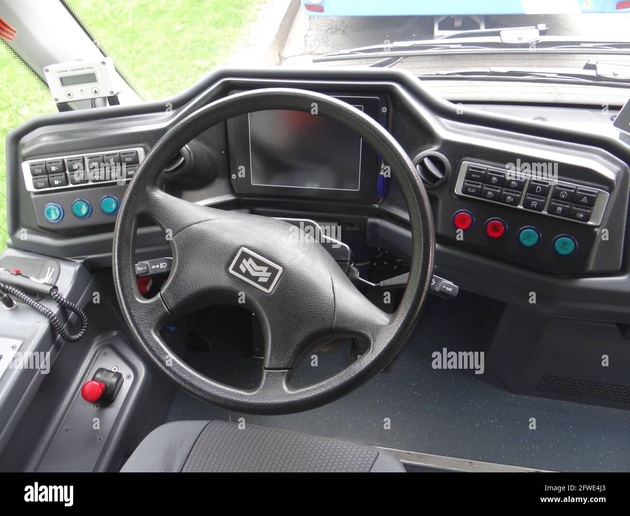 Der neue Stadtverkehr mit innovativen Technologien und Ökosystemen aus aller Welt wird vom Stadtgouverneur Alexander Beglov auf dem Manezhnaya-Platz in St. Petersburg, Russland, ausgestellt und gesehen Stockfoto