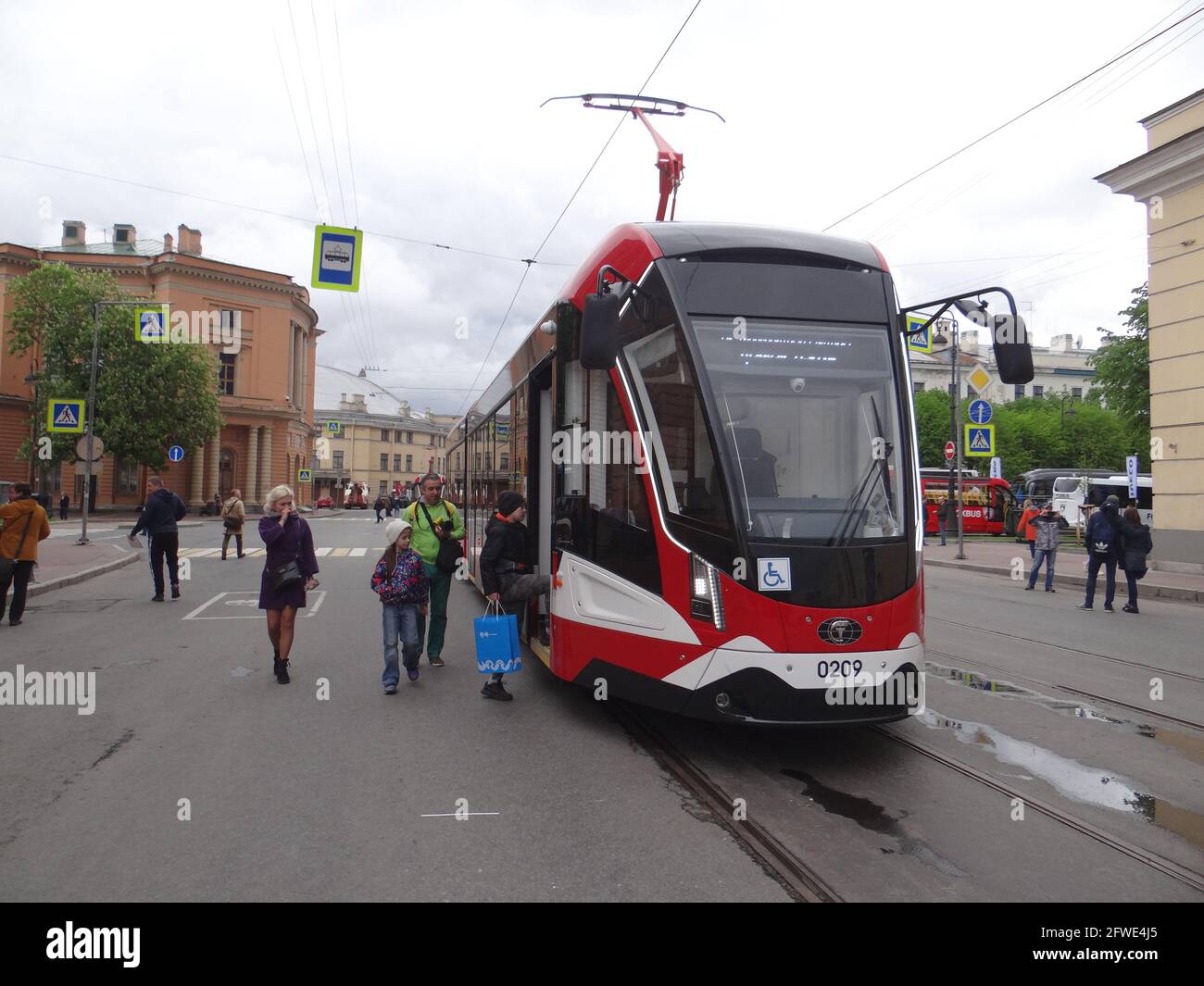 Der neue Stadtverkehr mit innovativen Technologien und Ökosystemen aus aller Welt wird vom Stadtgouverneur Alexander Beglov auf dem Manezhnaya-Platz in St. Petersburg, Russland, ausgestellt und gesehen Stockfoto