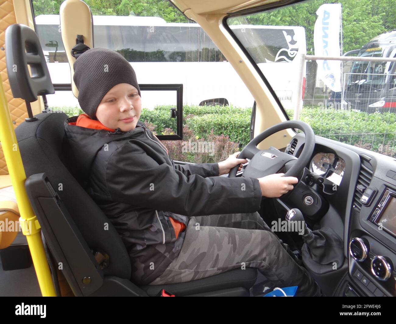 Der neue Stadtverkehr mit innovativen Technologien und Ökosystemen aus aller Welt wird vom Stadtgouverneur Alexander Beglov auf dem Manezhnaya-Platz in St. Petersburg, Russland, ausgestellt und gesehen Stockfoto
