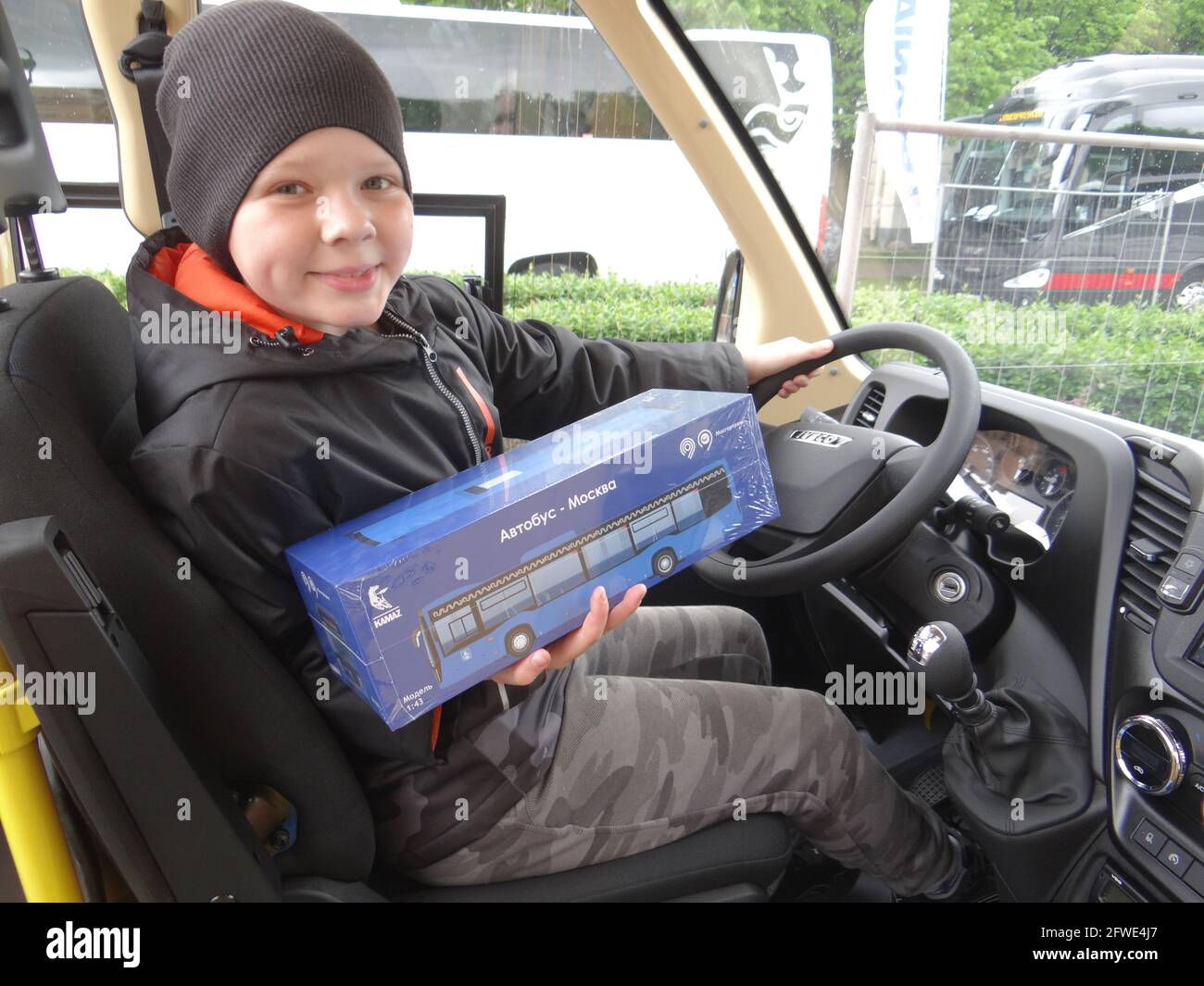 Der neue Stadtverkehr mit innovativen Technologien und Ökosystemen aus aller Welt wird vom Stadtgouverneur Alexander Beglov auf dem Manezhnaya-Platz in St. Petersburg, Russland, ausgestellt und gesehen Stockfoto