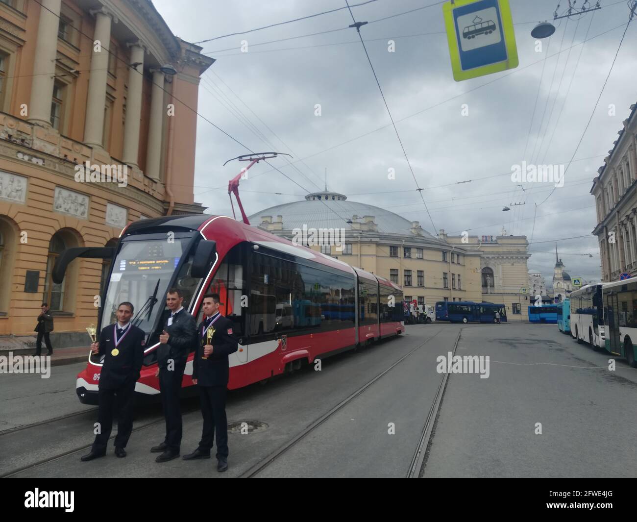 Der neue Stadtverkehr mit innovativen Technologien und Ökosystemen aus aller Welt wird vom Stadtgouverneur Alexander Beglov auf dem Manezhnaya-Platz in St. Petersburg, Russland, ausgestellt und gesehen Stockfoto