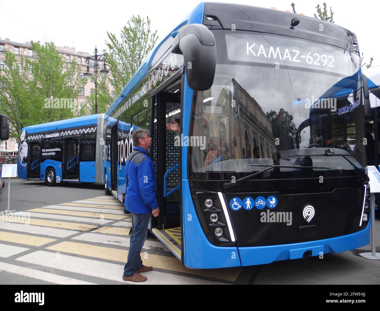 Der neue Stadtverkehr mit innovativen Technologien und Ökosystemen aus aller Welt wird vom Stadtgouverneur Alexander Beglov auf dem Manezhnaya-Platz in St. Petersburg, Russland, ausgestellt und gesehen Stockfoto