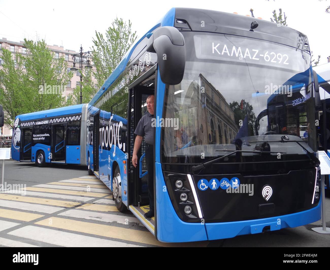 Der neue Stadtverkehr mit innovativen Technologien und Ökosystemen aus aller Welt wird vom Stadtgouverneur Alexander Beglov auf dem Manezhnaya-Platz in St. Petersburg, Russland, ausgestellt und gesehen Stockfoto