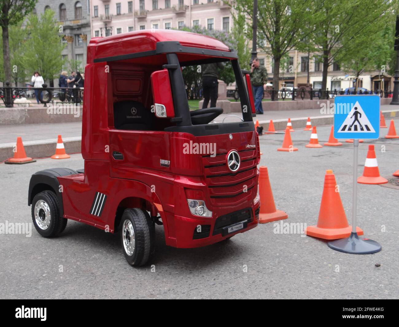 Der neue Stadtverkehr mit innovativen Technologien und Ökosystemen aus aller Welt wird vom Stadtgouverneur Alexander Beglov auf dem Manezhnaya-Platz in St. Petersburg, Russland, ausgestellt und gesehen Stockfoto