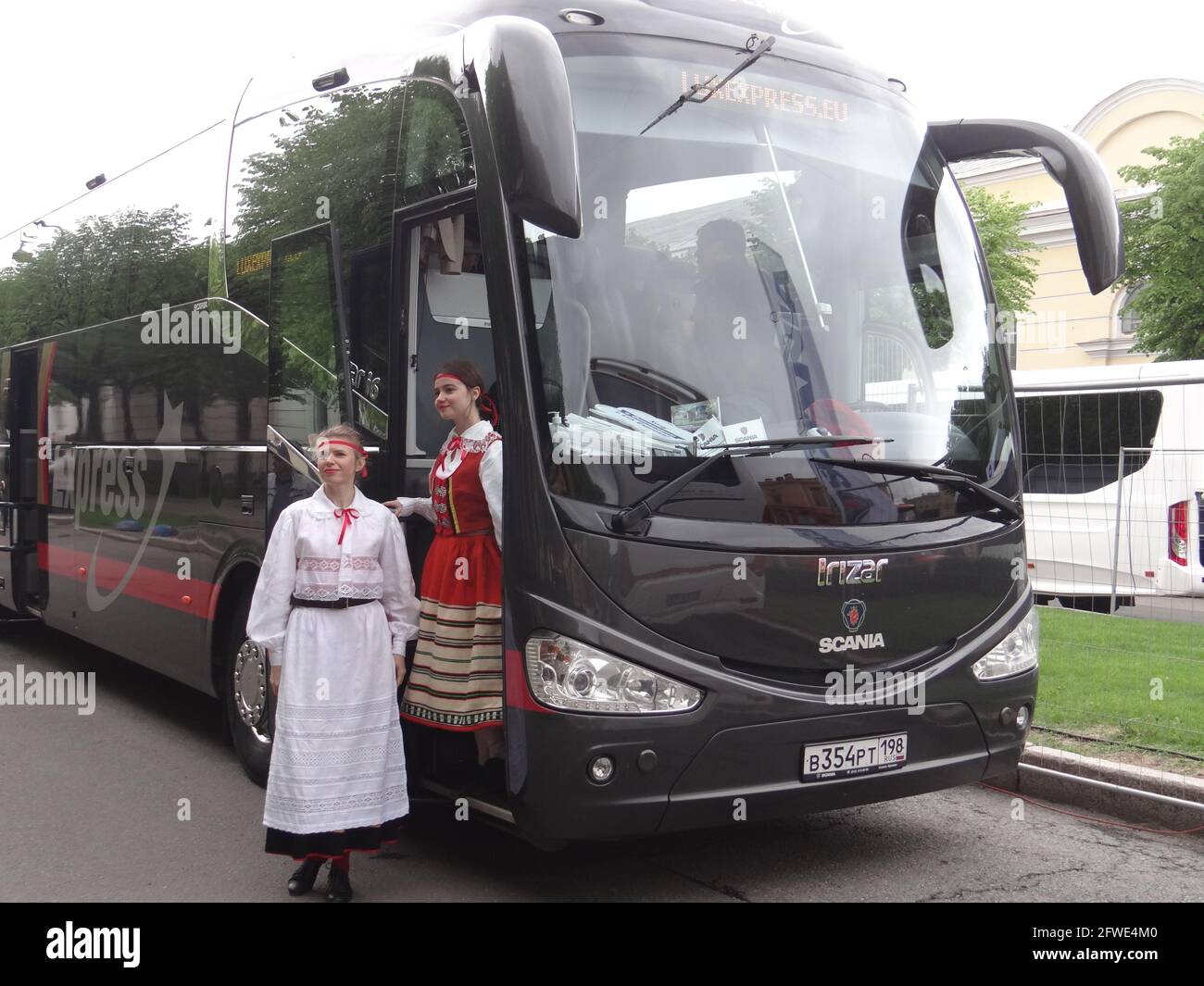 Der neue Stadtverkehr mit innovativen Technologien und Ökosystemen aus aller Welt wird vom Stadtgouverneur Alexander Beglov auf dem Manezhnaya-Platz in St. Petersburg, Russland, ausgestellt und gesehen Stockfoto