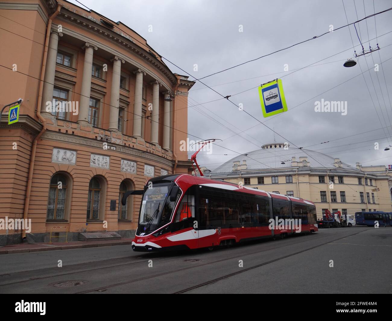 Der neue Stadtverkehr mit innovativen Technologien und Ökosystemen aus aller Welt wird vom Stadtgouverneur Alexander Beglov auf dem Manezhnaya-Platz in St. Petersburg, Russland, ausgestellt und gesehen Stockfoto