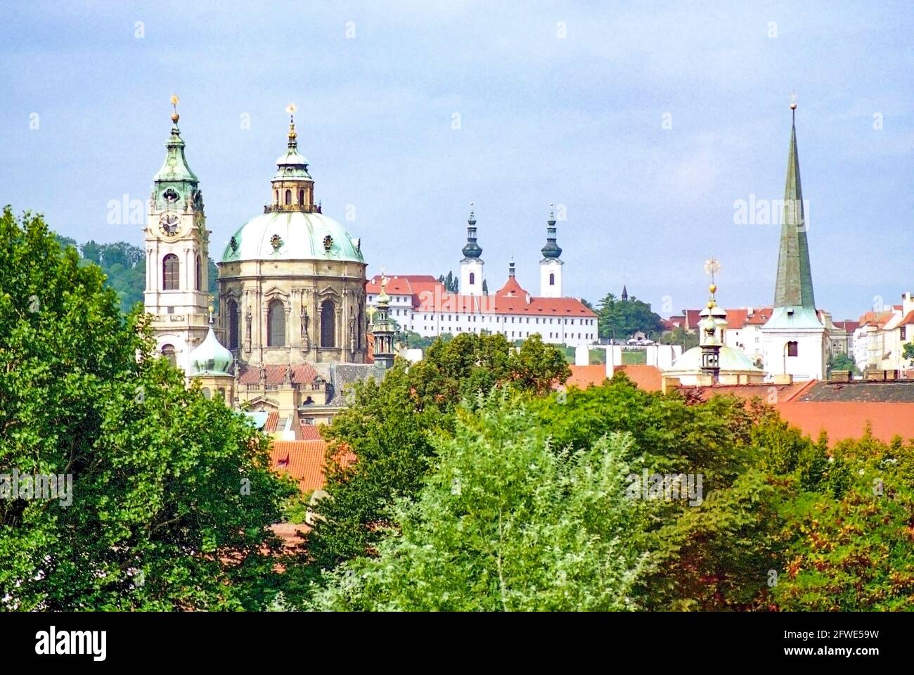 Neue Nikolaikirche mit Kloster, Prag, Tschechien Stockfoto