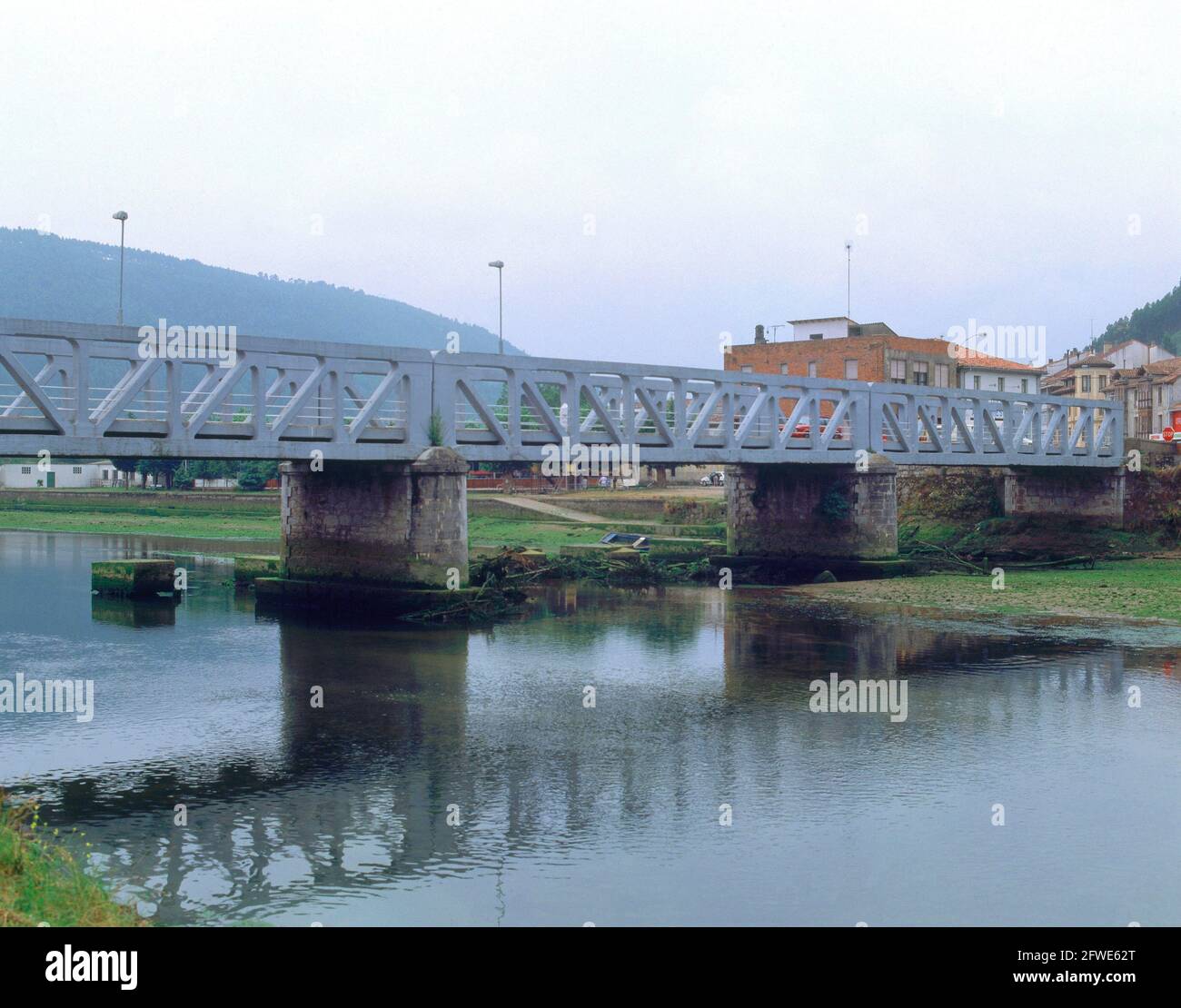 PUENTE SOBRE LA RIA TINA MAYOR-ANTIGUA CARRETERA NACIONAL 634. Lage: AUSSEN. UNQUERA. Kantabrien. SPANIEN. Stockfoto