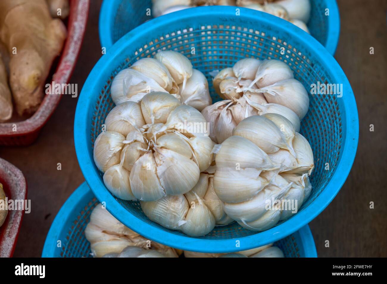 Nahaufnahme eines Korbs mit frischem Knoblauch, der auf dem Markt für frische Produkte in Hongkong eingenommen wird Stockfoto