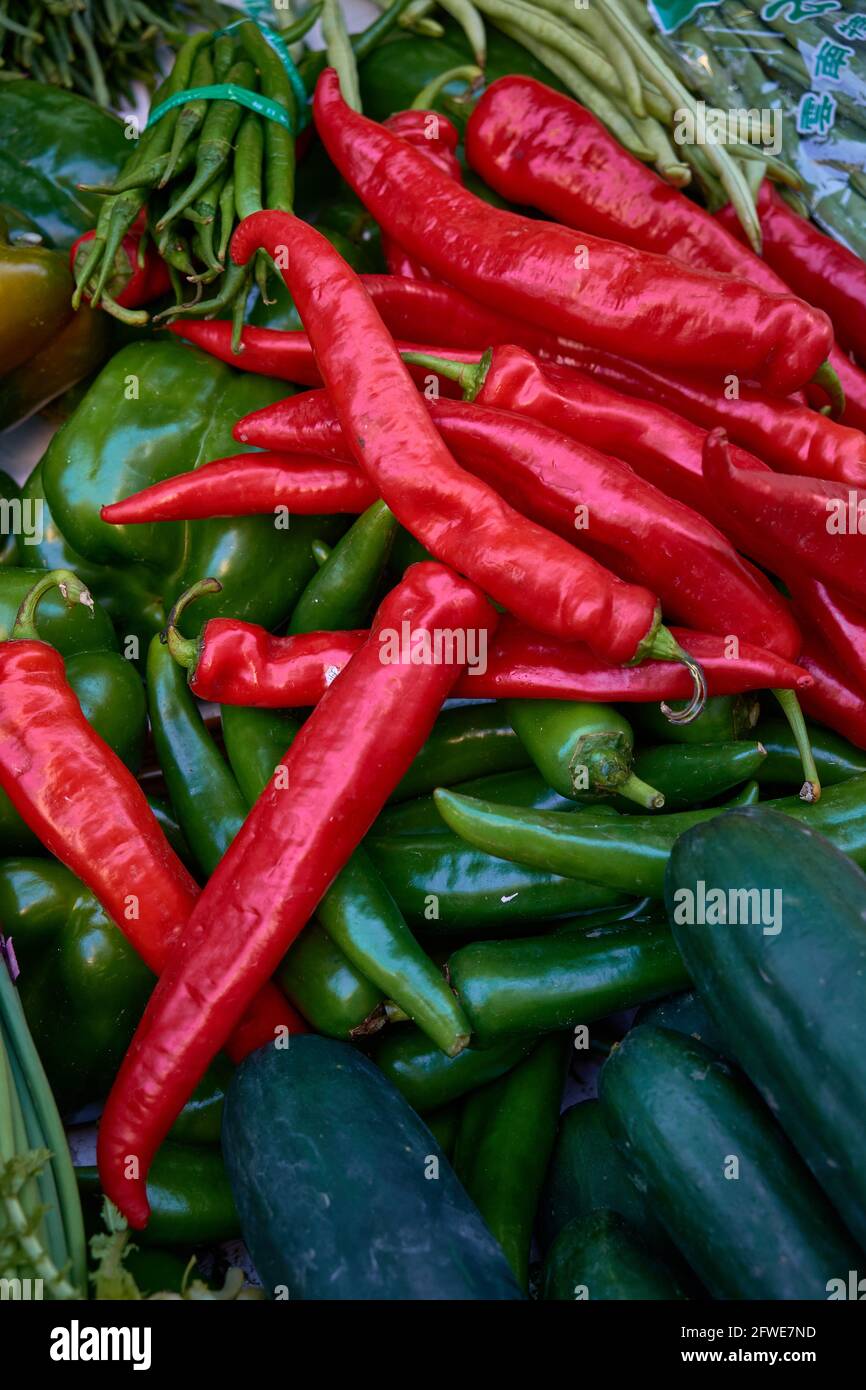 Nahaufnahme von roten Chilis, die auf einem Frischmarkt in Hongkong gegessen werden. Stockfoto