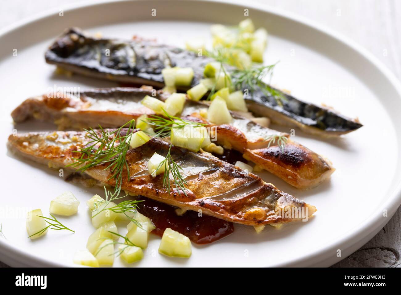 Gegrillte Makrele mit Stachelbeeren-Chutney und eingelegter Gurke Stockfoto