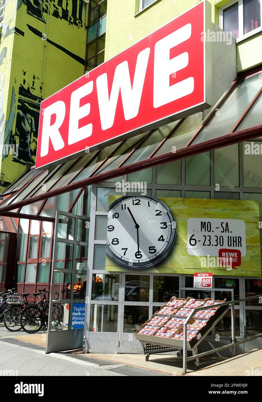Rotes rewe logo -Fotos und -Bildmaterial in hoher Auflösung – Alamy