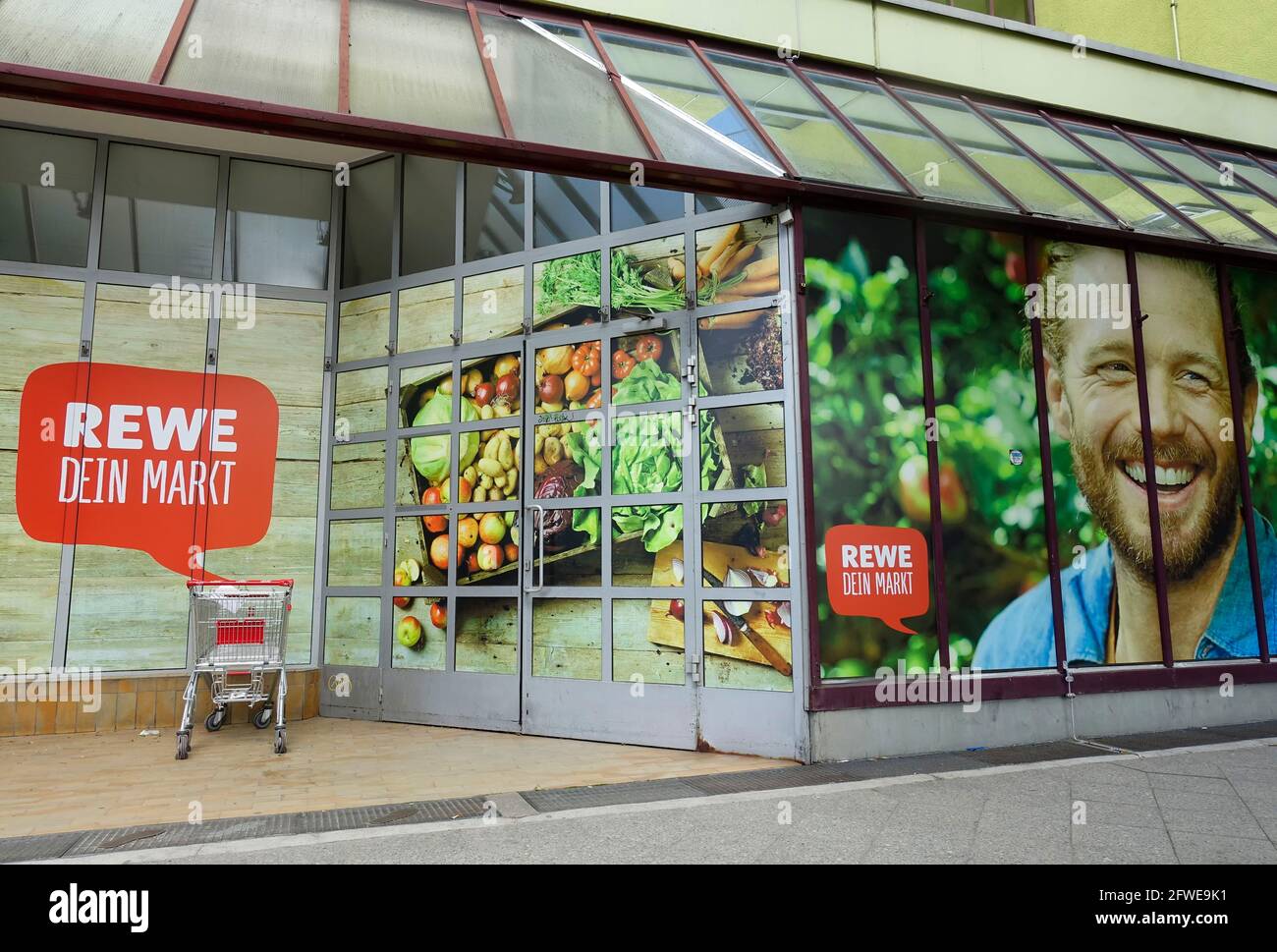 REWE Supermarkt in Charlottenburg, Berlin Stockfotografie Alamy REWE Supermarkt in Charlottenburg, Berlin Stockfotografie Alamy