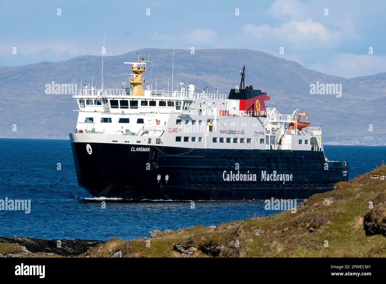 Die Caledonian MacBrayne Fähre die Clansman Ankunft in Scalasaig Hafen, Isle of Colonsay, Schottland. VEREINIGTES KÖNIGREICH Stockfoto
