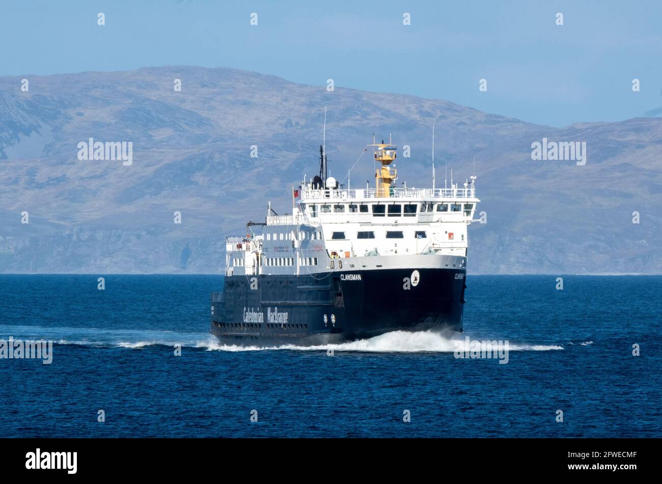 Die Caledonian MacBrayne Fähre die Clansman Ankunft in Scalasaig Hafen, Isle of Colonsay, Schottland. VEREINIGTES KÖNIGREICH Stockfoto