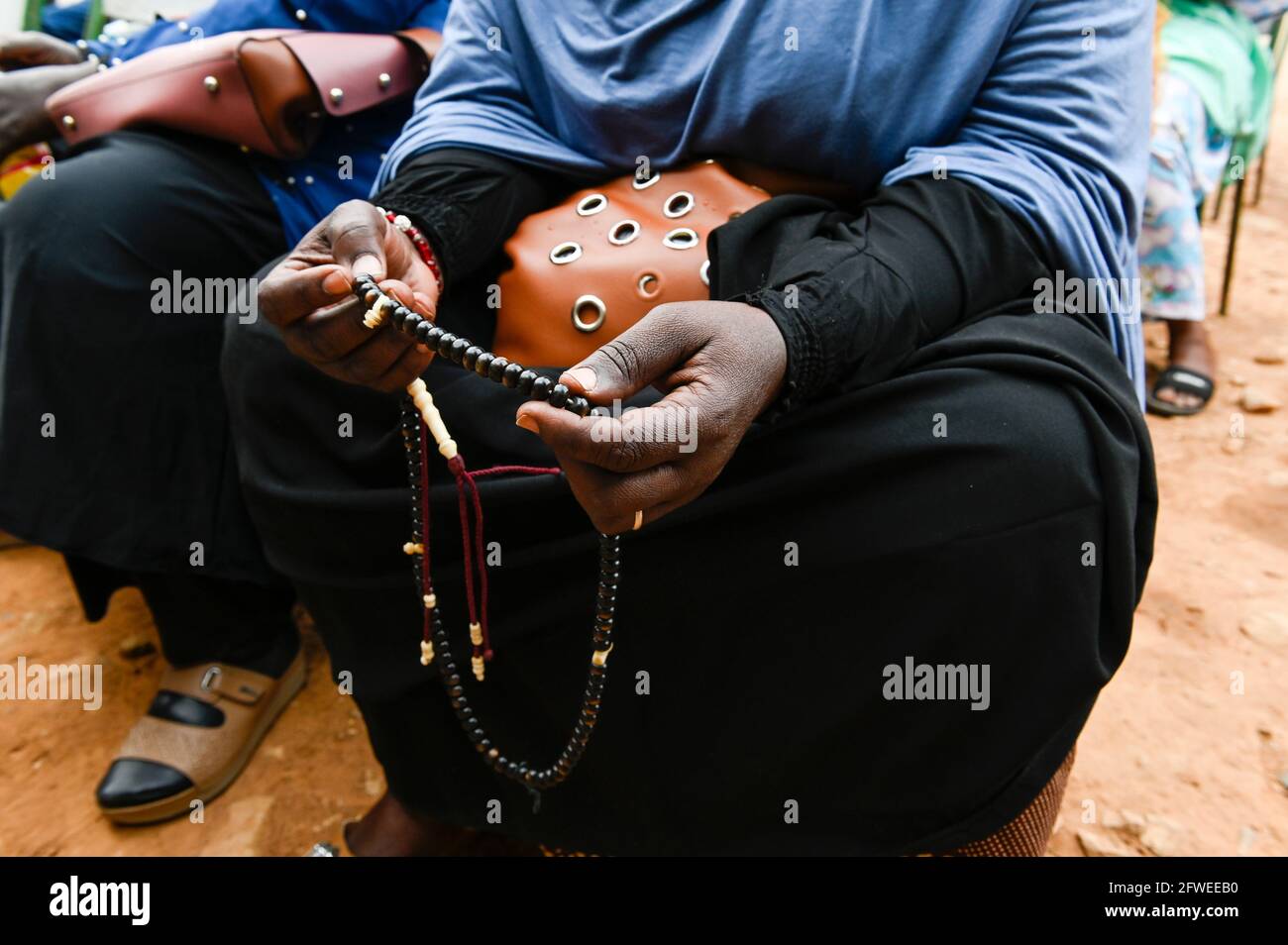MALI, Kayes, Frau mit muslimischer Gebetskette Misbaha oder Subha / Frau mit muslimischer Gebetskette Stockfoto