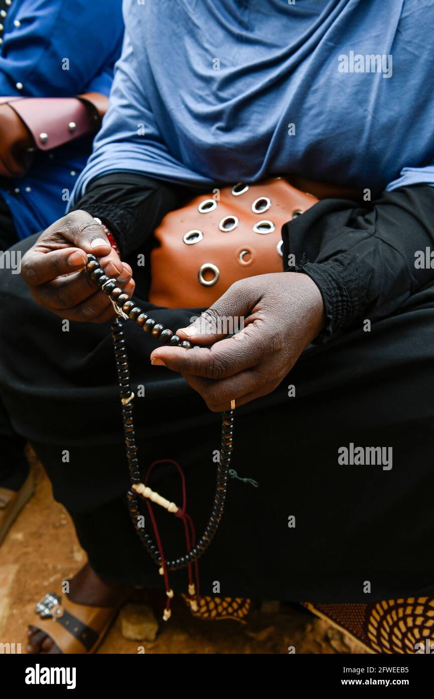MALI, Kayes, Frau mit muslimischer Gebetskette Misbaha oder Subha / Frau mit muslimischer Gebetskette Stockfoto
