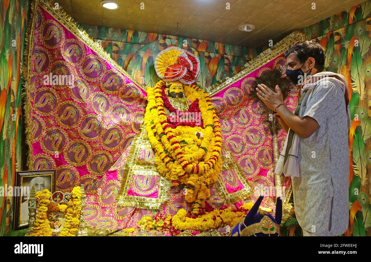 Beawar, Rajasthan, Indien, 22. Mai 2021: Ein Priester, der eine schützende Gesichtsmaske trägt, betet anlässlich des Mohini Ekadashi im Khatu Shyam Tempel in Beawar. Shyam ist ein Name und eine Manifestation von Barbareek, dem Enkel von Bhim und Hidimba in Mahabharata. Kredit: Sumit-Samarwat/Alamy Live Nachrichten Stockfoto