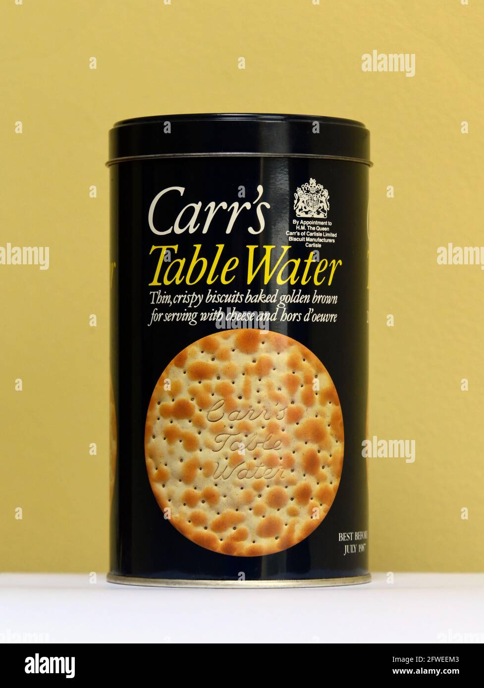Dose Carr's Table Water. Dünne knusprige, goldbraune Kekse zum Servieren mit Käse und Hors d'Oeuvre. Stockfoto