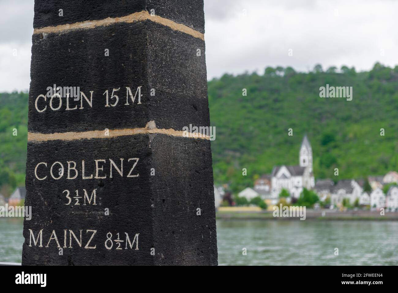Kleinstadt Boppard mit historischem Meilenstein, Dorf Lorch über den Rhein, UNESCO-Weltkulturerbe, Rheinland-Pfalz, Deutschland Stockfoto
