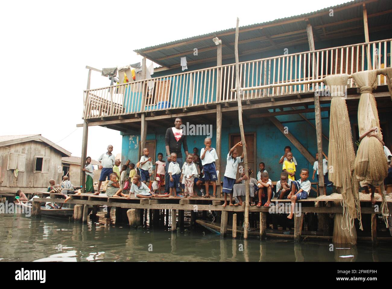 Makoko-Schüler vor ihren Schulgebäuden, Lagos, Nigeria. Stockfoto