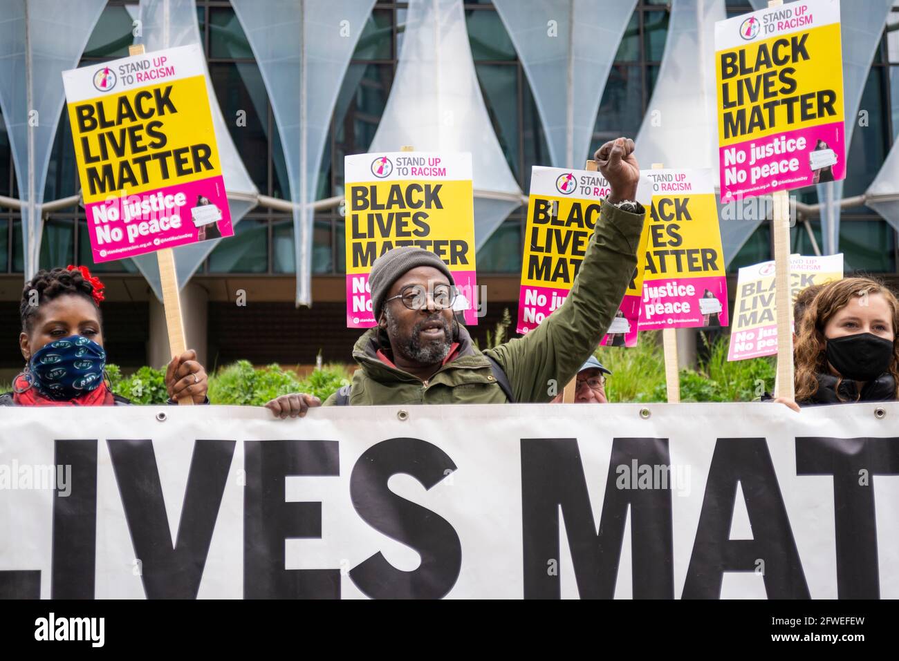 US-Botschaft, Nine Elms, London, Großbritannien. Mai 2021. Kurz vor dem einjährigen Todestag von George Floyd findet vor der US-Botschaft in London eine Gedenkdemonstration statt. Angeführt von der „Stand Up to Racism“-Gruppe und Black Lives Matter Stockfoto