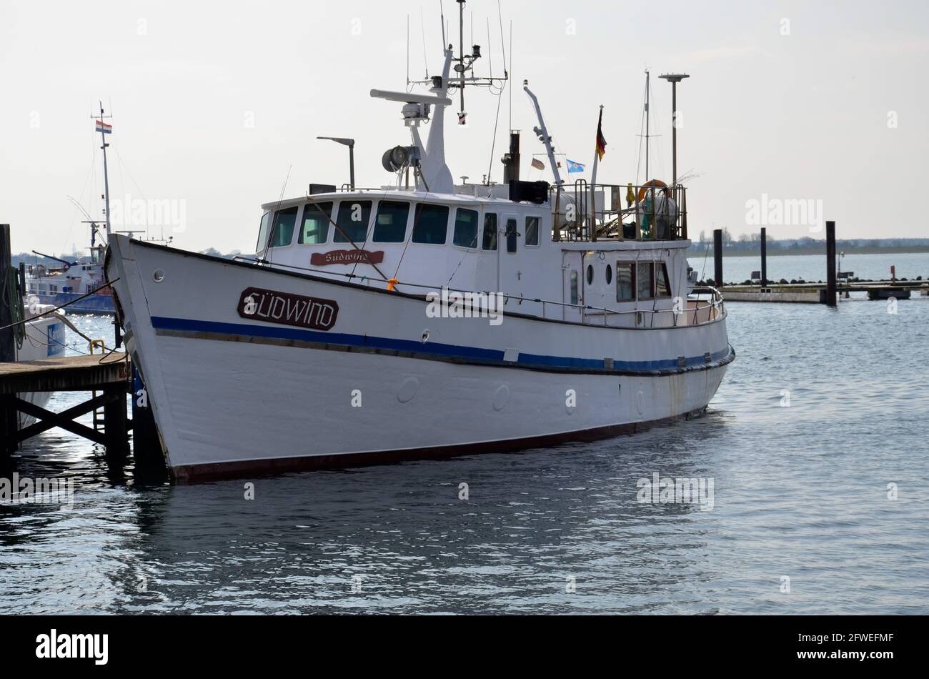 Heiligenhafen, Schleswig-Holstein, Deutschland - April 02 2016: Südwind-Fischerboot im Hafen Stockfoto
