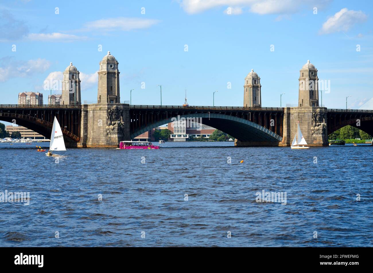 Boston, USA - August 3 2013: Die Longfellow Bridge über den Charles River mit einigen Segelbooten und einem Zug auf der Brücke unter leicht bewölktem Himmel Stockfoto