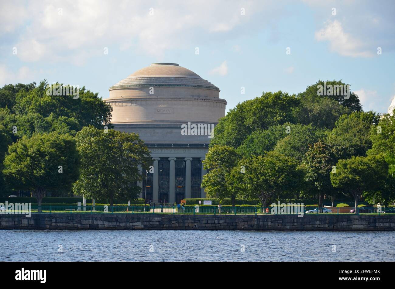 Boston, USA - August 2 2013: Blick auf die Kuppel des mit (Massachusetts Institute of Technology) vom Ufer des Charles River in Boston Stockfoto